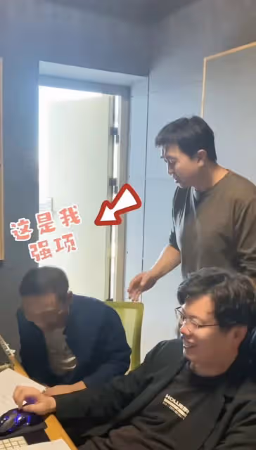 祁隆家暴風波後罕露面！甜喊任靜顯親近，付笛生現身合作被逼急眼