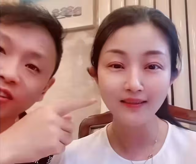 祁隆家暴風波後罕露面!甜喊任靜顯親近,付笛生現身合作被逼急眼