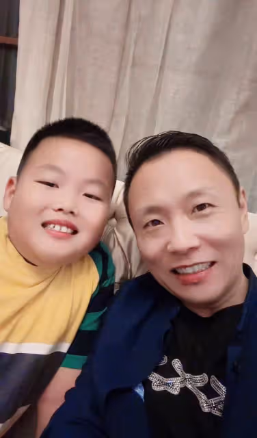 祁隆家暴風波後罕露面!甜喊任靜顯親近,付笛生現身合作被逼急眼