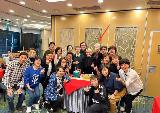 「許仙」葉童曝近況!滿頭白髮出席生日宴,與趙雅芝晚年截然不同