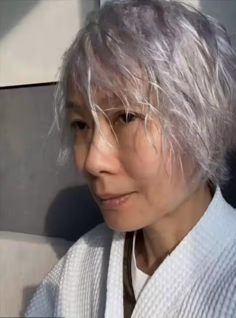 「許仙」葉童曝近況!滿頭白髮出席生日宴,與趙雅芝晚年截然不同
