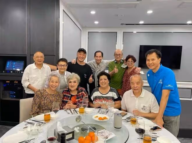 「許仙」葉童曝近況!滿頭白髮出席生日宴,與趙雅芝晚年截然不同