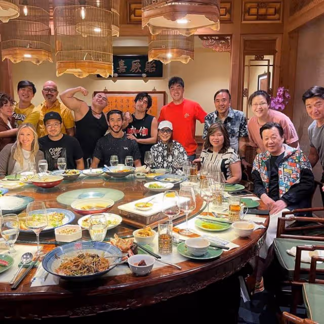 老戲骨寇世勛攜女兒出國,與楊紫瓊中餐館吃大餐,挽手靠肩顯親密