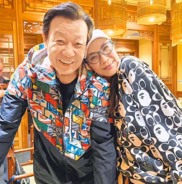 老戲骨寇世勛攜女兒出國,與楊紫瓊中餐館吃大餐,挽手靠肩顯親密