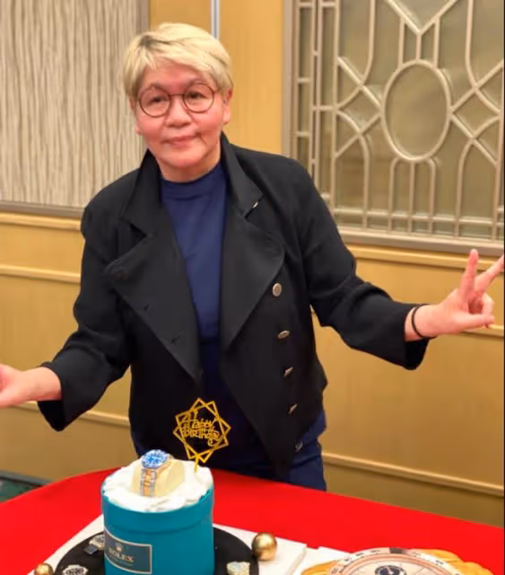 知名娛記生日會眾星雲集!葉童頂滿頭白髮示人,姜大衛夫婦秀恩愛