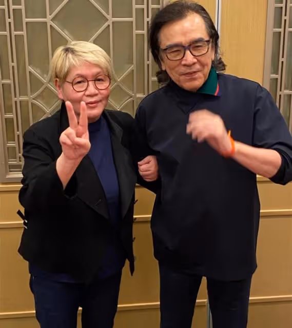 知名娛記生日會眾星雲集!葉童頂滿頭白髮示人,姜大衛夫婦秀恩愛