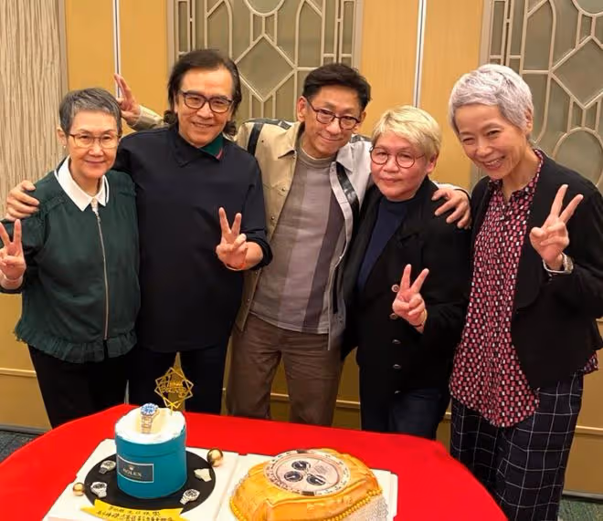 知名娛記生日會眾星雲集!葉童頂滿頭白髮示人,姜大衛夫婦秀恩愛