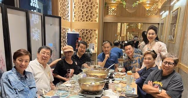 知名港星近況曝光!出席友人聚會,76歲依舊有型,大背頭搶鏡