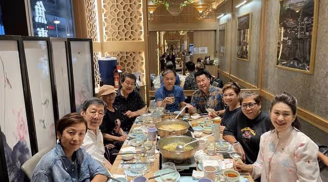 知名港星近況曝光!出席友人聚會,76歲依舊有型,大背頭搶鏡