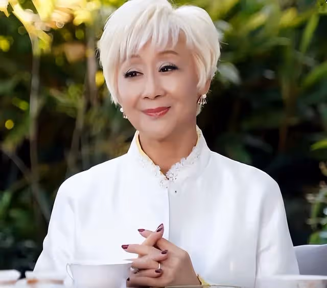 知名港星近況曝光!出席友人聚會,76歲依舊有型,大背頭搶鏡