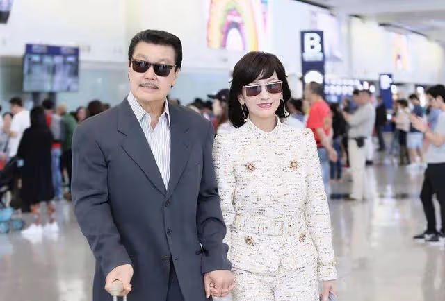 知名港星近況曝光!出席友人聚會,76歲依舊有型,大背頭搶鏡