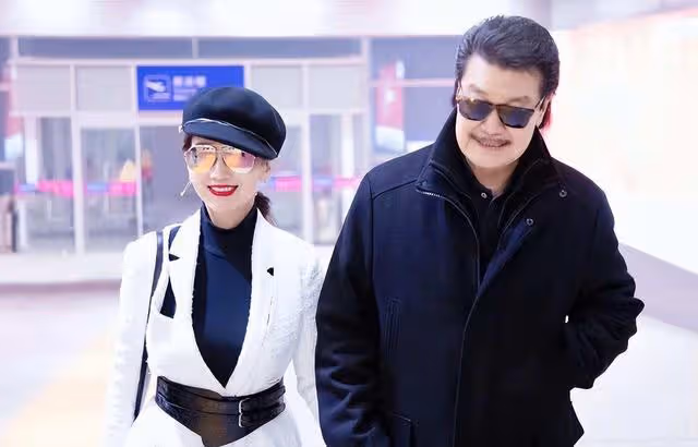 知名港星近況曝光!出席友人聚會,76歲依舊有型,大背頭搶鏡
