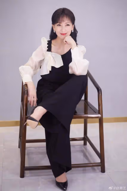 知名港星近況曝光!出席友人聚會,76歲依舊有型,大背頭搶鏡