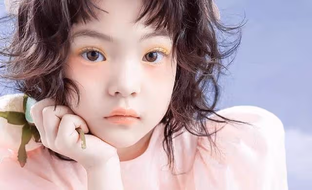 比大人還厲害！《人生大事》小童星「哭戲秒掉淚」神演技被讚翻　私下甜美模樣「宛如粉色系小天使」❤️