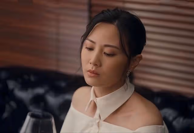 TVB知名女星演氣質名媛！與男主角激吻到嘴唇變形，高顏值搶鏡