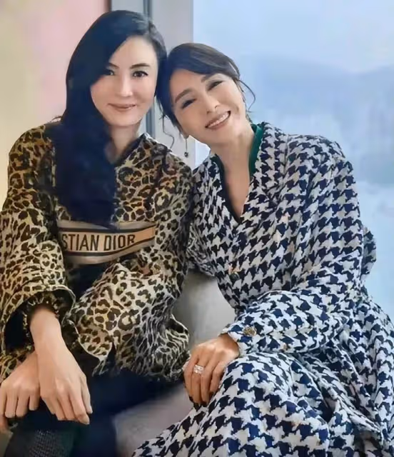 黎姿到底有多美？51歲黎姿罕見露臉，貴婦氣息很足，把小9歲的張柏芝比下去了，網友：姜還是老的辣！