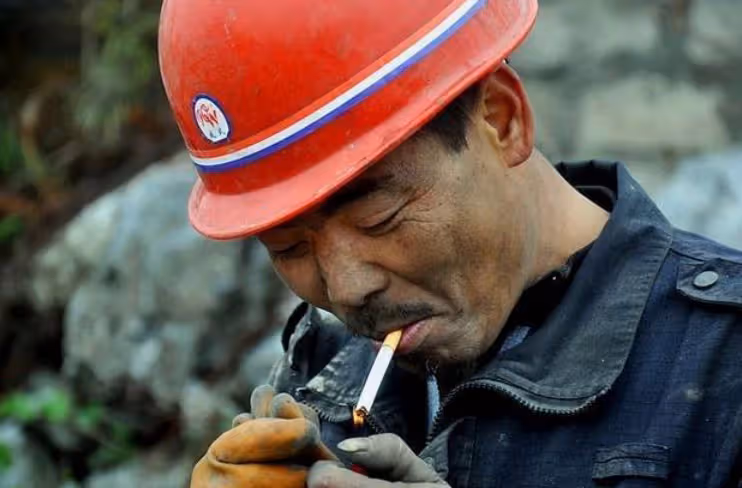 撿到20萬!民工匆忙送警局「失主認領不道謝」就走了 老闆轉身叫住她:你被開除了