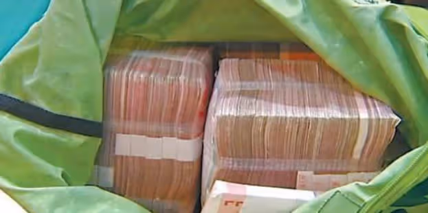 撿到20萬!民工匆忙送警局「失主認領不道謝」就走了 老闆轉身叫住她:你被開除了