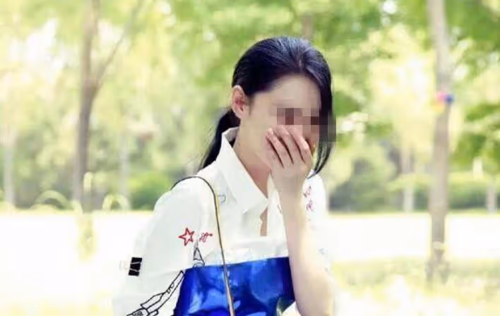撿到20萬!民工匆忙送警局「失主認領不道謝」就走了 老闆轉身叫住她:你被開除了