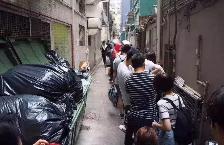 這位公認的香港喜劇之王,用了整整30年,新片票房終於超越周星馳!