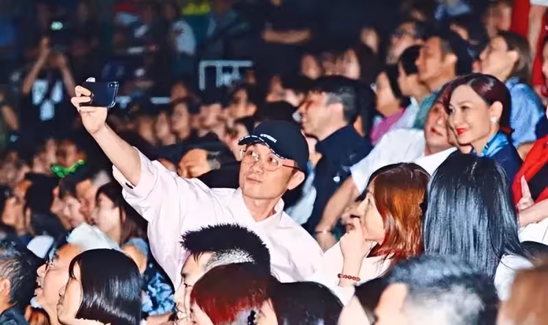 這位公認的香港喜劇之王,用了整整30年,新片票房終於超越周星馳!