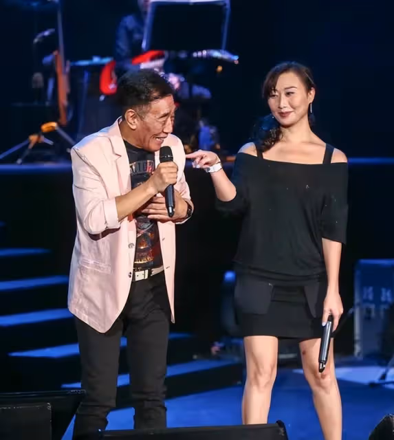 2婚2離!80歲歌王因事業「2次放棄家庭」 再婚娶「小33歲的女兒閨蜜為妻」結婚13年仍恩愛