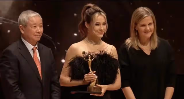 1米75谷愛凌和1米85黃大憲合影!中國美女遇到韓國明星,笑容燦爛