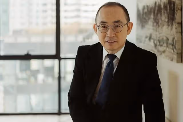 潘石屹辭職後現身美國!參加上流人士聚會,與人交流臉上堆滿笑容
