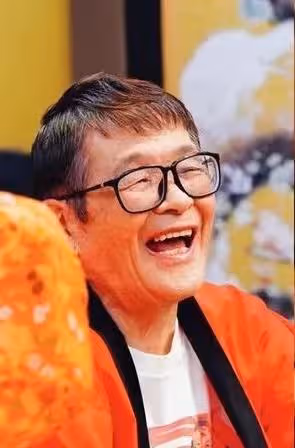 曝知名喜劇演員車禍去世，享年81歲，與三婚妻子分居住垃圾堆