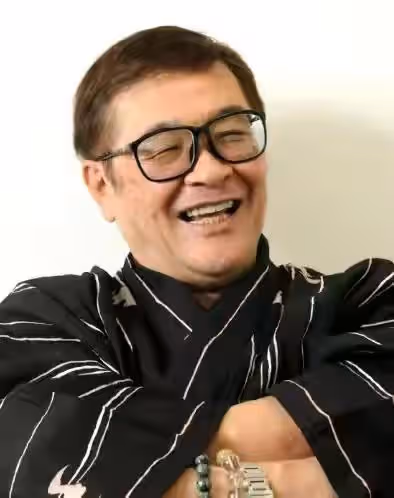曝知名喜劇演員車禍去世，享年81歲，與三婚妻子分居住垃圾堆