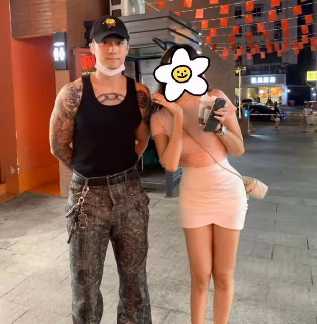 蔣勁夫街頭被偶遇！穿4萬多牛仔褲與美女合影，肌肉壯碩紋身矚目