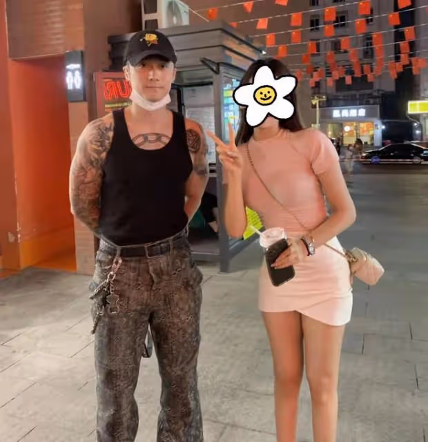 蔣勁夫街頭被偶遇！穿4萬多牛仔褲與美女合影，肌肉壯碩紋身矚目