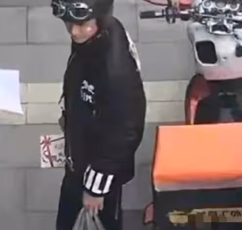 蔣勁夫街頭被偶遇！穿4萬多牛仔褲與美女合影，肌肉壯碩紋身矚目