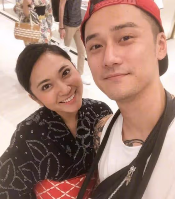 蔣勁夫街頭被偶遇!穿4萬多牛仔褲與美女合影,肌肉壯碩紋身矚目
