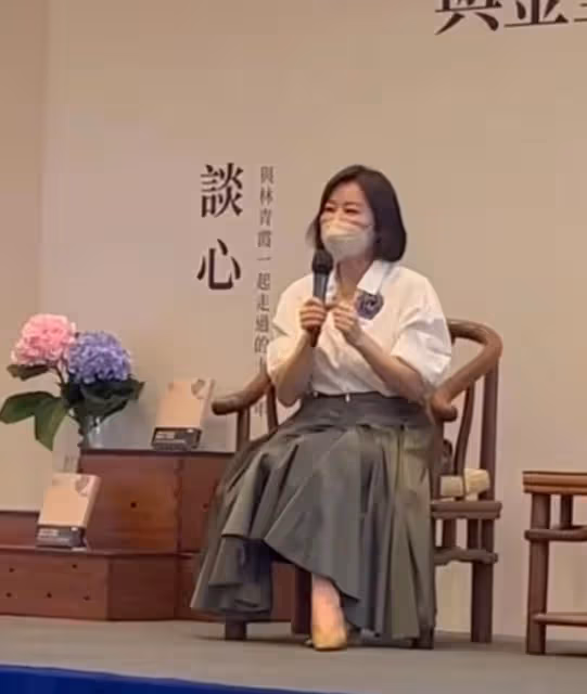 林青霞與楊振寧齊名惹爭議!獲香港大學名譽博士,本尊發文回應