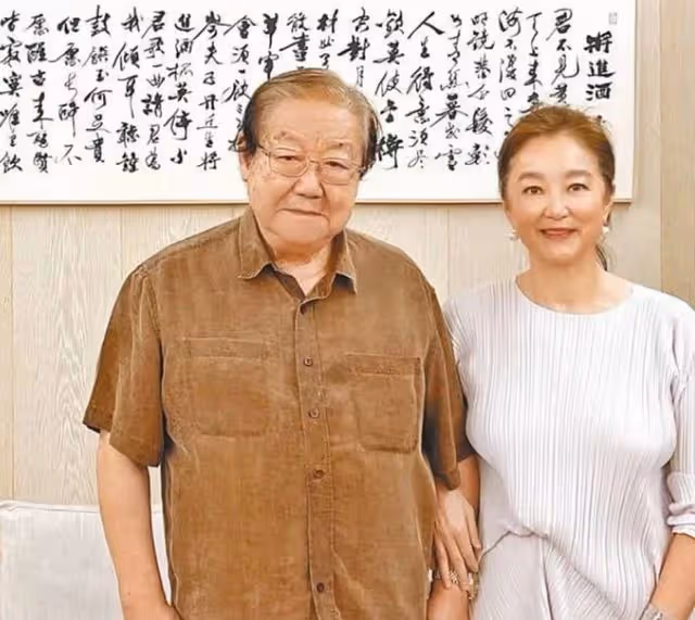 林青霞與楊振寧齊名惹爭議!獲香港大學名譽博士,本尊發文回應