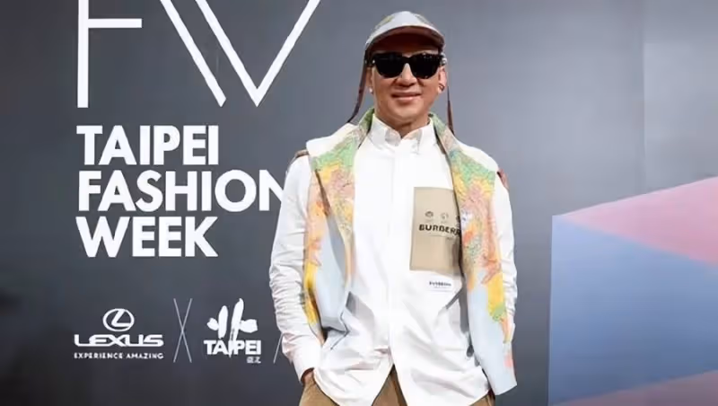 46歲大S真有品位！53歲老公下廚做飯穿襯衫少系紐扣「肌肉比前夫發達」：身材有型一點不油膩