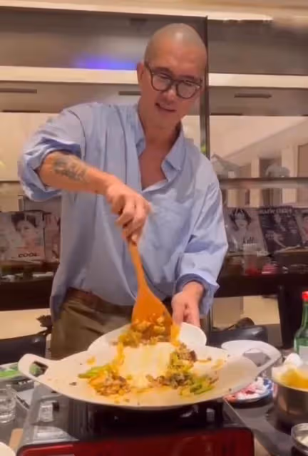 46歲大S真有品位！53歲老公下廚做飯穿襯衫少系紐扣「肌肉比前夫發達」：身材有型一點不油膩