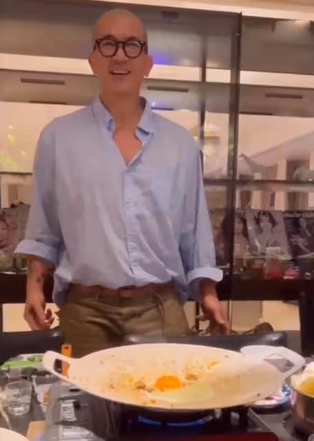 46歲大S真有品位！53歲老公下廚做飯穿襯衫少系紐扣「肌肉比前夫發達」：身材有型一點不油膩