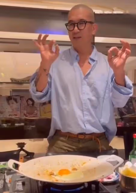 46歲大S真有品位！53歲老公下廚做飯穿襯衫少系紐扣「肌肉比前夫發達」：身材有型一點不油膩