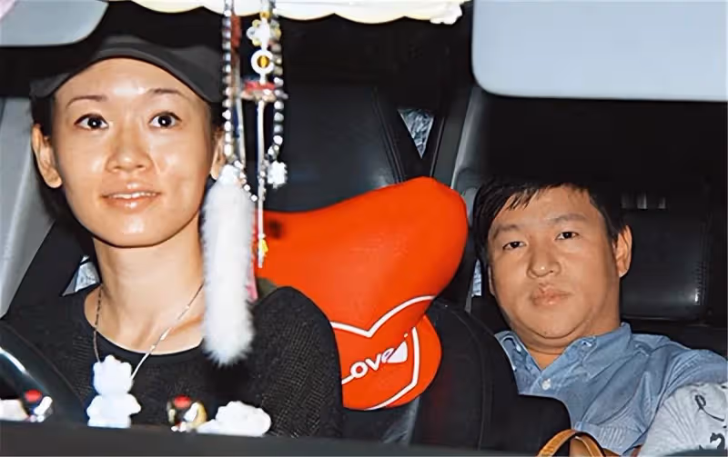 44歲楊思琦被曝懷三胎！皮膚白皙四肢纖細，結婚3年老公從未露面，遭質疑是虛擬人