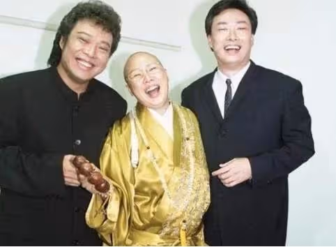 大愛!身後欲捐20億財產,歌壇長青樹「資助458孩童」長達8年,2千萬公益捐款明細出爐,引退心聲有洋蔥
