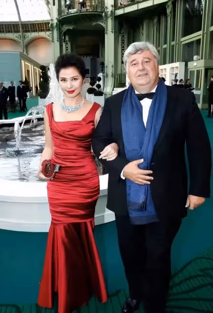 62歲鐘楚紅越來越有韻味!穿魚尾裙凹凸有致,美得明艷高貴,與外國人比氣質完勝