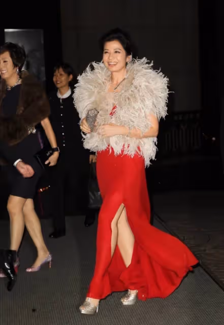 62歲鐘楚紅越來越有韻味!穿魚尾裙凹凸有致,美得明艷高貴,與外國人比氣質完勝