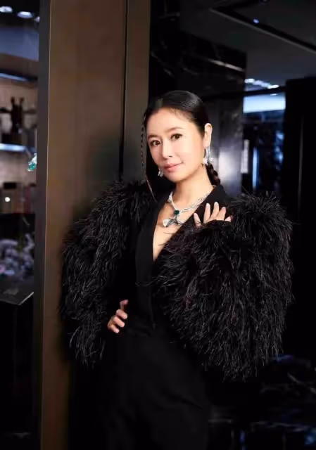 林心如變化真大!46歲底氣十足變身大明星,穿「一身黑」看似低調,卻超有貴婦范