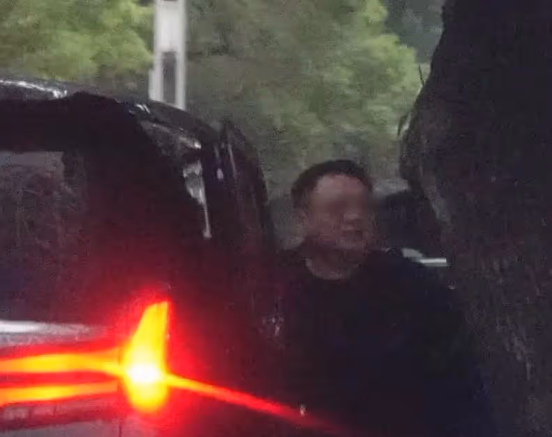 孫蕓蕓富豪父親去世1年!小32歲遺孀穿短裙現身,開心與異性撒嬌,出入高檔場所很是富貴