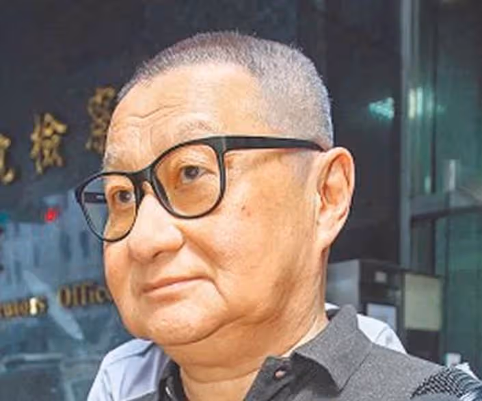 孫蕓蕓富豪父親去世1年!小32歲遺孀穿短裙現身,開心與異性撒嬌,出入高檔場所很是富貴