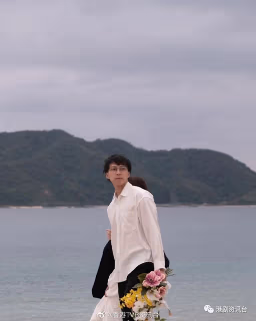 TVB小生與日籍太太婚紗相曝光!老婆著低胸碎花白紗海邊留影