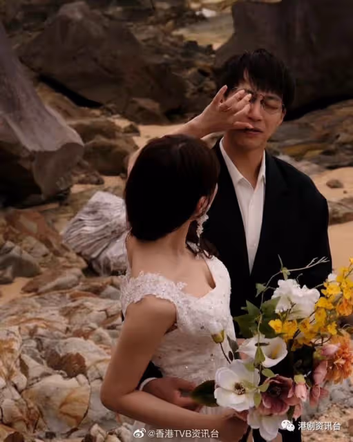 TVB小生與日籍太太婚紗相曝光!老婆著低胸碎花白紗海邊留影