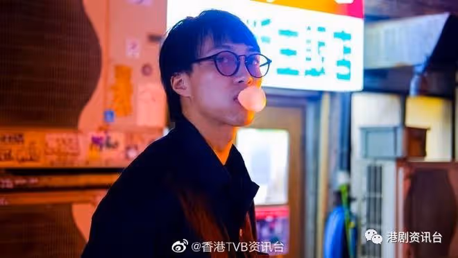 TVB小生與日籍太太婚紗相曝光!老婆著低胸碎花白紗海邊留影